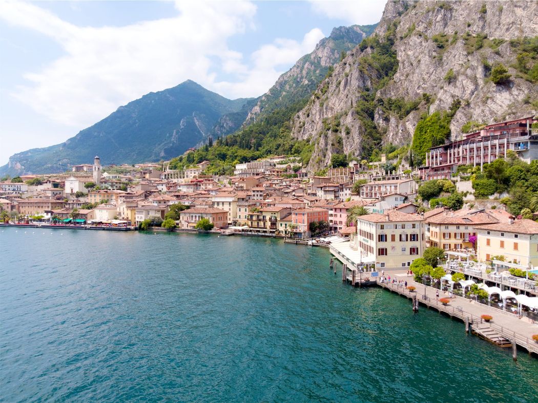 Limone sul Garda: tra il blu del lago e il giallo degli agrumi