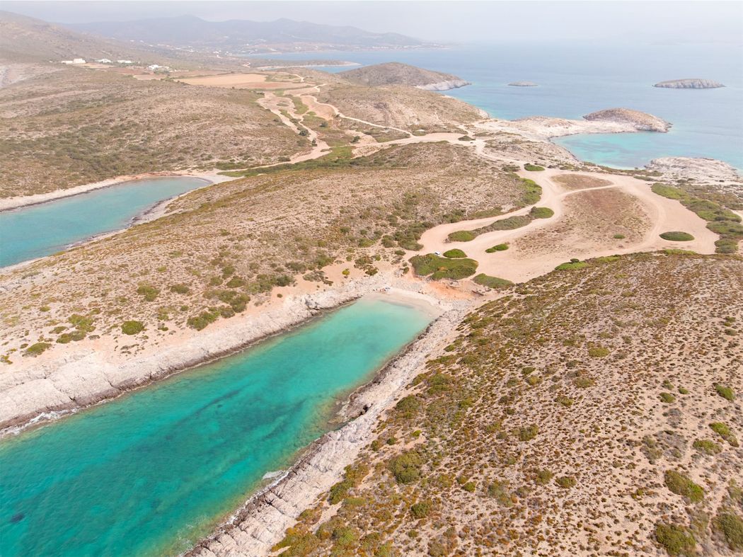 Antiparos: calette e bougainvillea